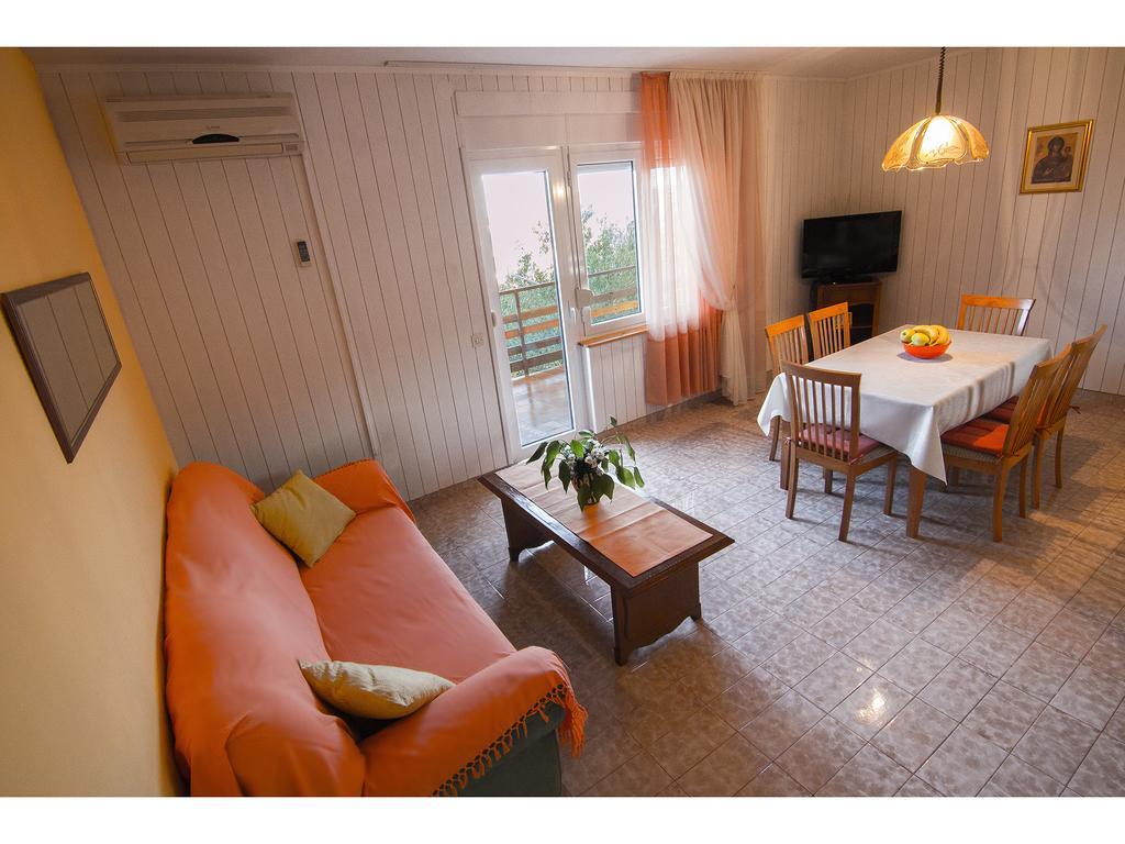 Apartment Miranda スラティネ 部屋 写真
